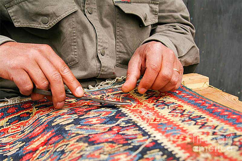 Réparation tapis et tapisserie - RESTAURETAPIS au Luxembourg : Réparation tapis et tapisserie, réparation des lisières, restaurationdes franges de tapis, traitement des trames, resserrage des nœuds de tapis. Partout au Luxembourg, RESTAURETAPIS est à votre service !