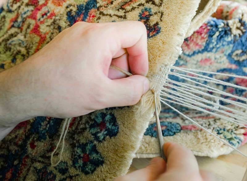 RESTAURETAPIS : Nettoyage réparation de tapis au Luxembourg : Plus de 50 ans d’expérience au service de la restauration de tapis et de tapisserie au Luxembourg. Réparation de lisières, franges. Relainage. Création de teinte, ravivement des couleurs, traitement des trames, dépoussiérage / dessablage  .de tapis …. au Luxembourg