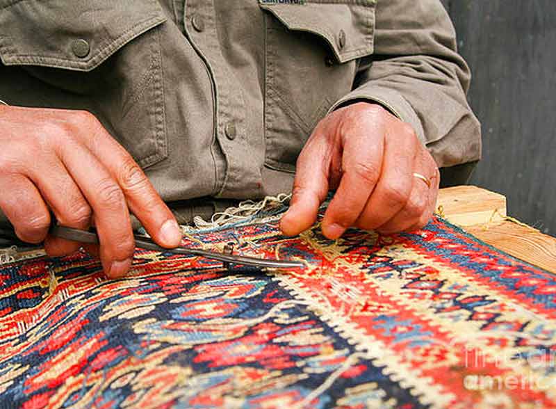 RESTAURETAPIS : Nettoyage réparation de tapis au Luxembourg : Plus de 50 ans d’expérience au service de la restauration de tapis et de tapisserie au Luxembourg. Réparation de lisières, franges. Relainage. Création de teinte, ravivement des couleurs, traitement des trames, dépoussiérage / dessablage  .de tapis …. au Luxembourg