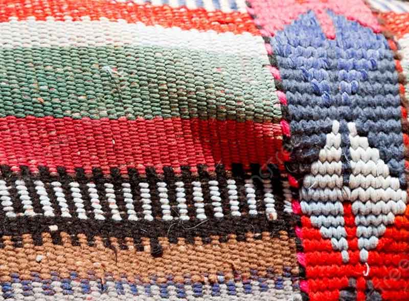 RESTAURETAPIS : Nettoyage réparation de tapis au Luxembourg : Plus de 50 ans d’expérience au service de la restauration de tapis et de tapisserie au Luxembourg. Réparation de lisières, franges. Relainage. Création de teinte, ravivement des couleurs, traitement des trames, dépoussiérage / dessablage  .de tapis …. au Luxembourg