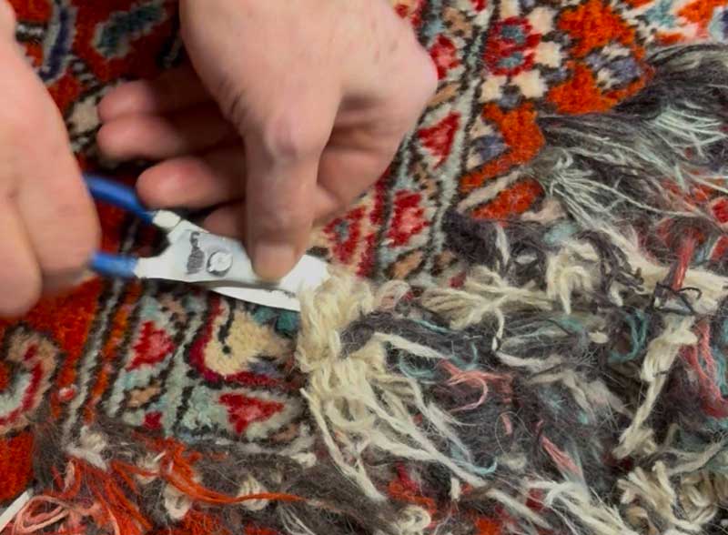 RESTAURETAPIS : Nettoyage réparation de tapis au Luxembourg : Plus de 50 ans d’expérience au service de la restauration de tapis et de tapisserie au Luxembourg. Réparation de lisières, franges. Relainage. Création de teinte, ravivement des couleurs, traitement des trames, dépoussiérage / dessablage .de tapis …. au Luxembourg